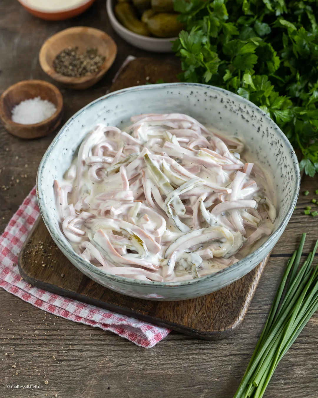 La délicieuse salade de viande de grand-mère avec mayonnaise