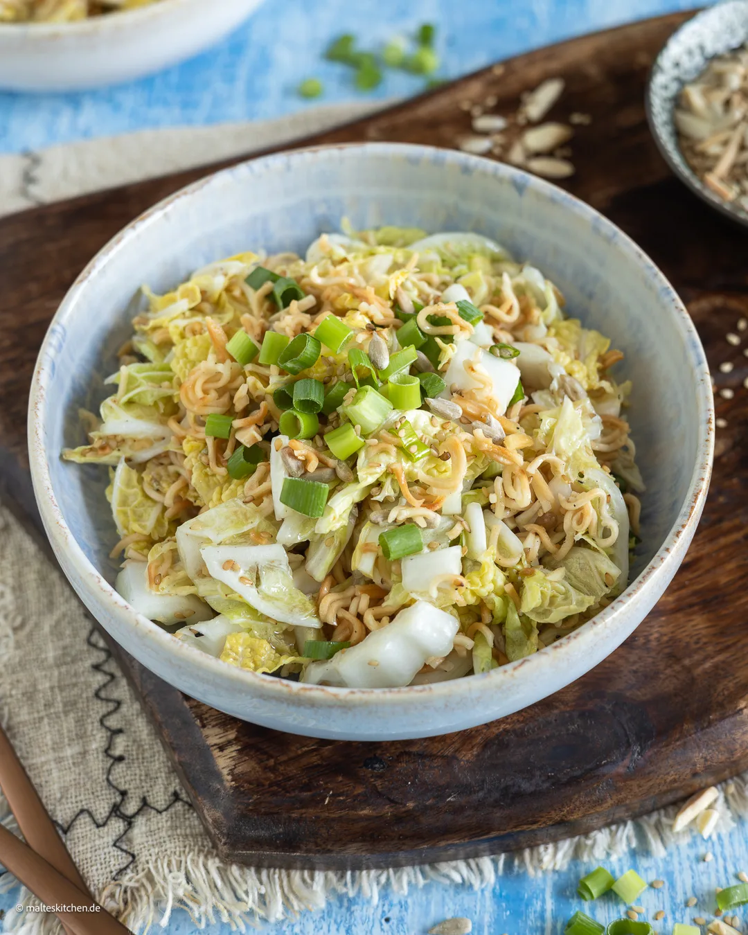 Salade croquante et épicée avec des nouilles miam miam.