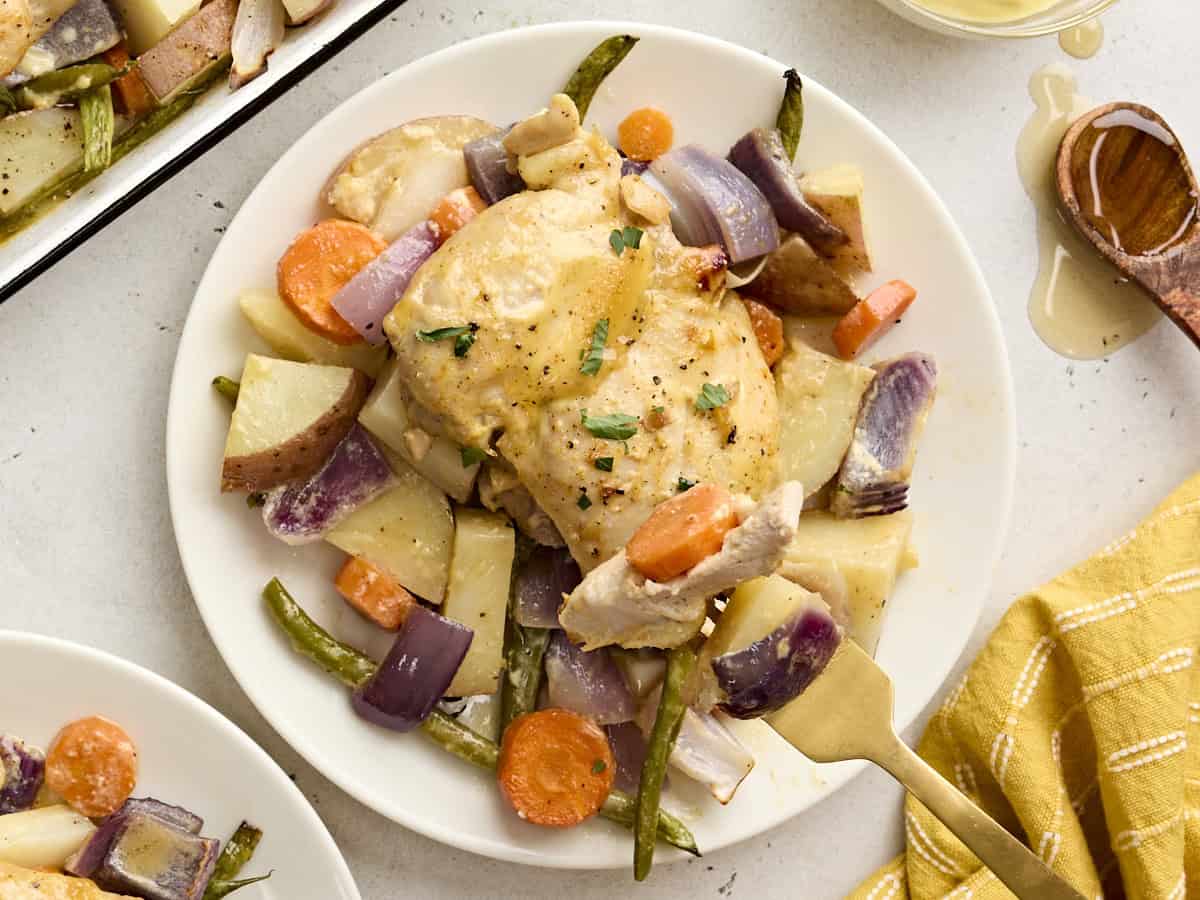 Vue aérienne du poulet à la moutarde au miel avec des légumes sur une assiette.
