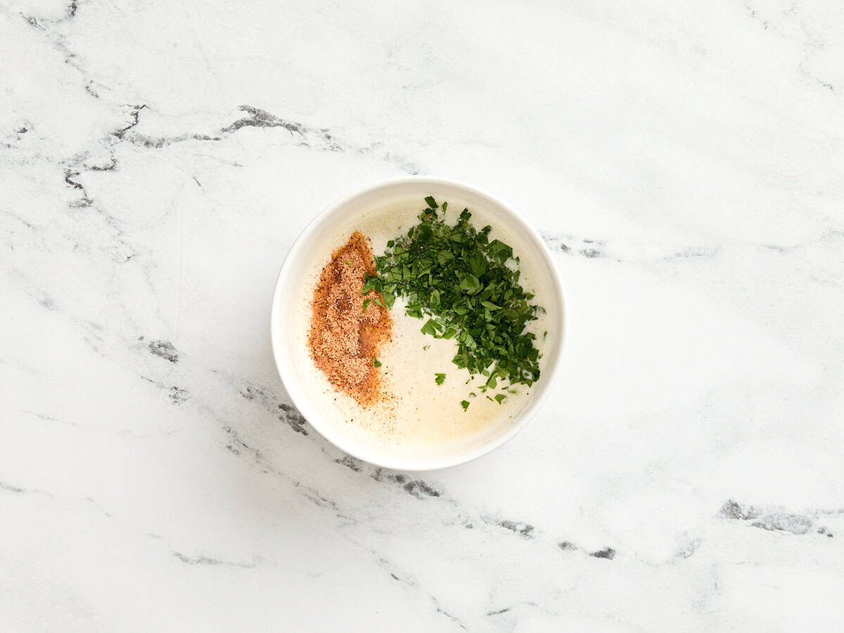 L'assaisonnement cajun et le persil frais ajouté au beurre fondu.