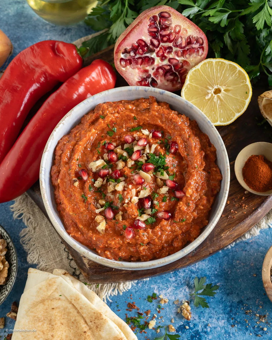 Muhammara turc tremper avec du paprika