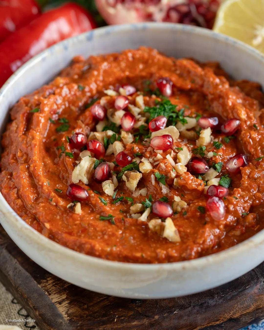 Délicieuse trempette aux poivrons et aux noix