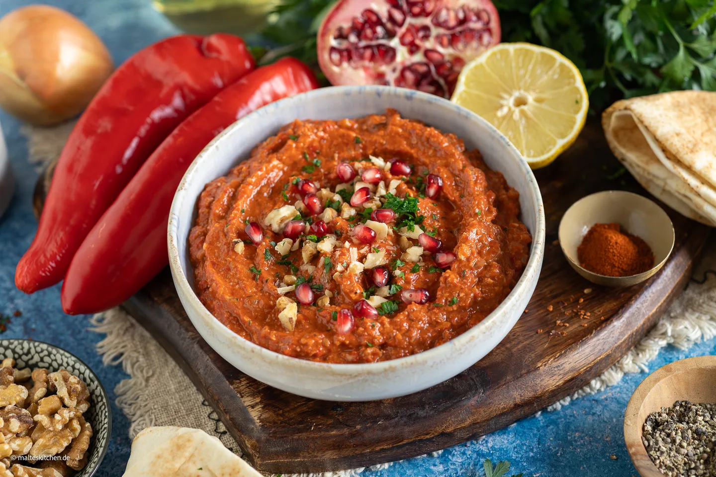 Muhammara Dip avec poivrons et noix | Épicé et délicieux