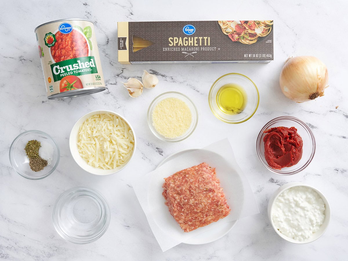 Les ingrédients des spaghettis cuits au four.