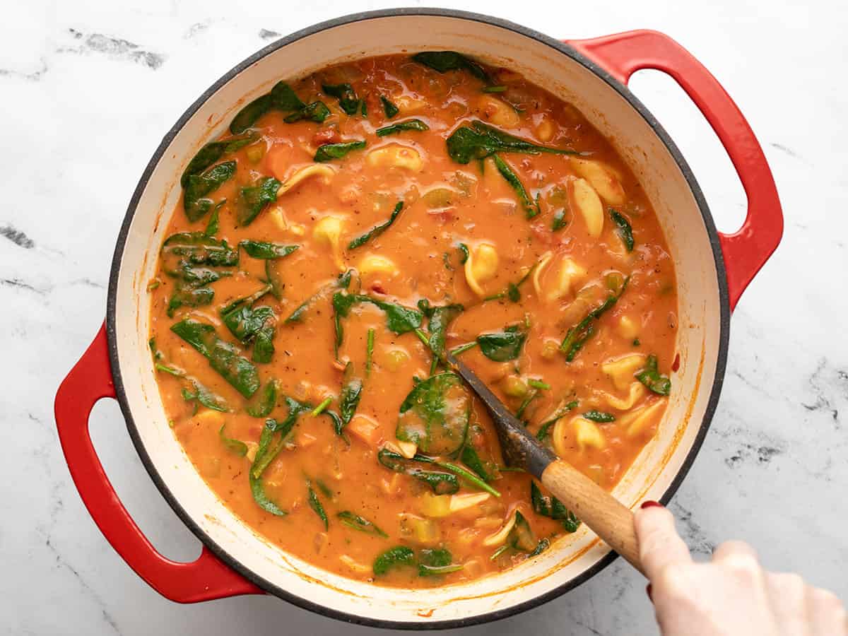 La soupe finie dans le pot est remuée. 