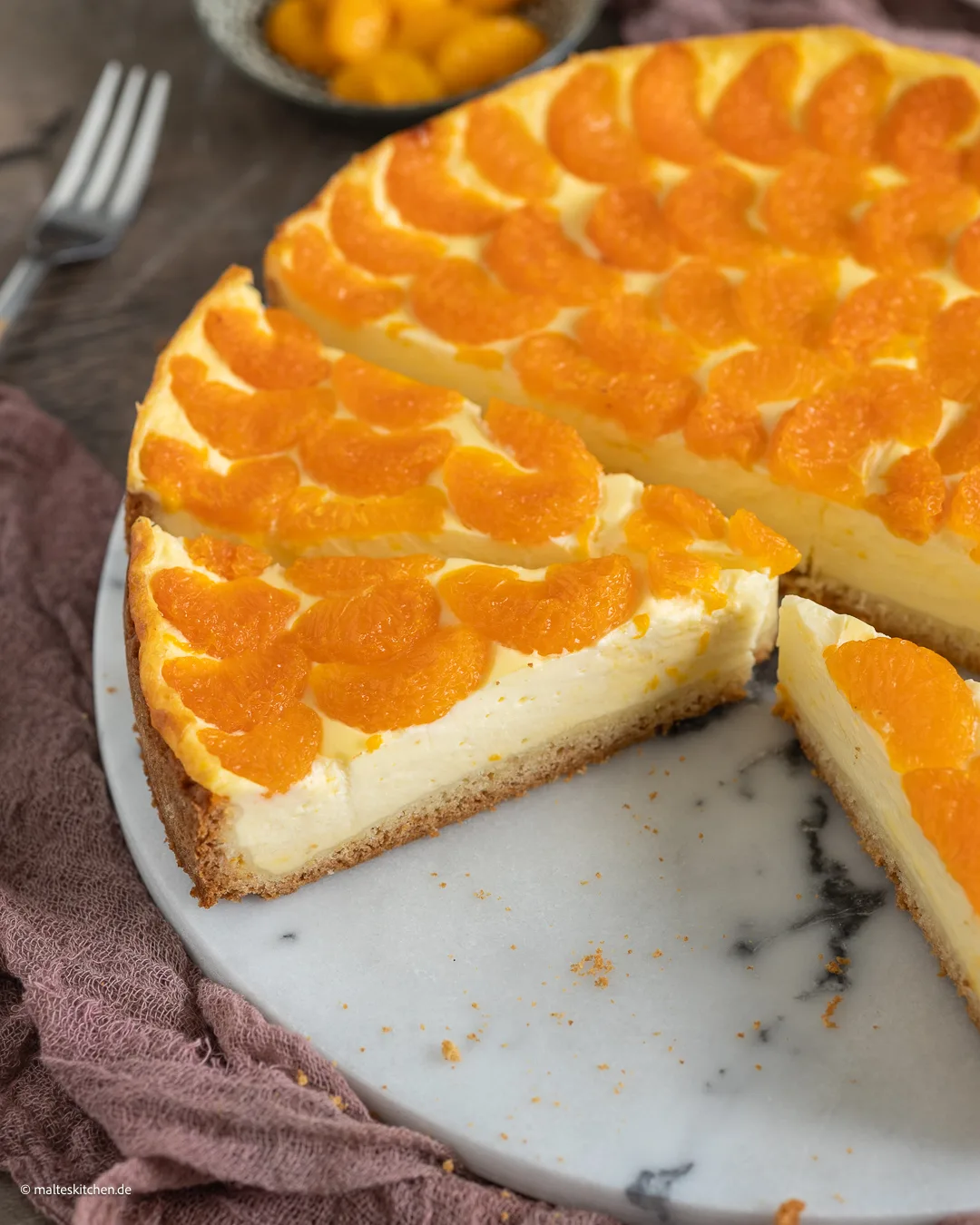 Le modèle de grand-mère avec les mandarines