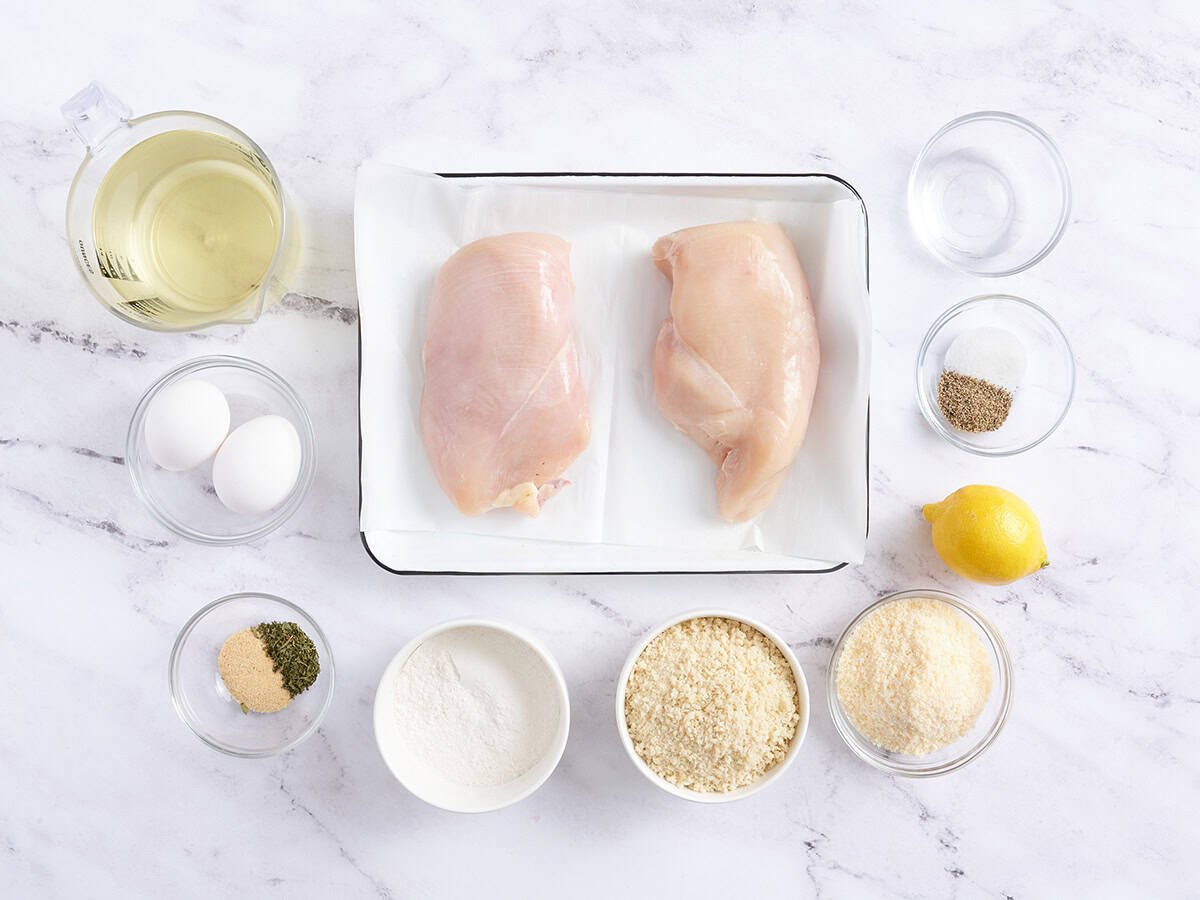 Les ingrédients pour faire du schnitzel au poulet.