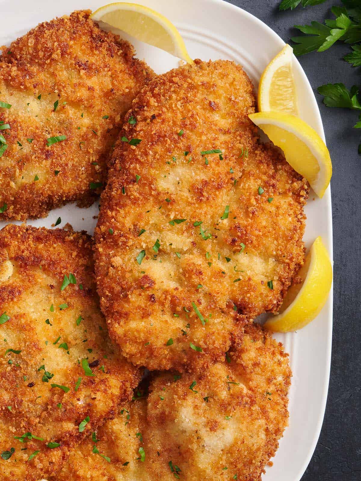 Au-dessus de gros plan de schnitzel de poulet maison dans une assiette.