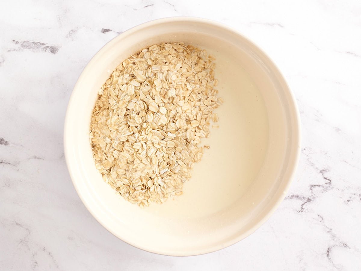 L'avoine a ajouté aux ingrédients humides pour faire du farine d'avoine cuite.