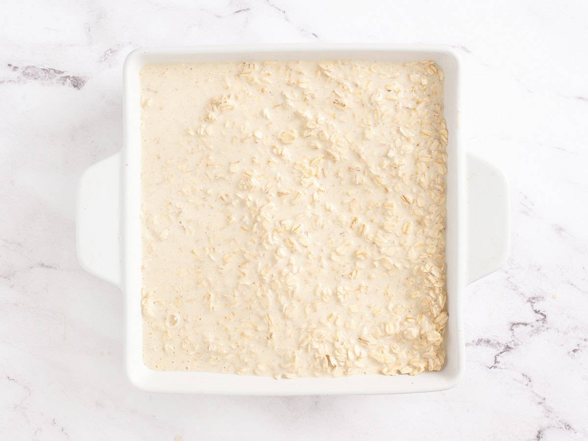 Farine d'avoine dans un plat de cuisson pour la farine d'avoine cuite au four.