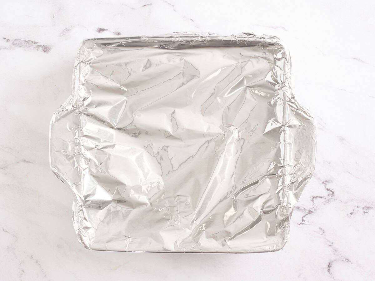 Un plat de cuisson recouvert de papier d'aluminium.