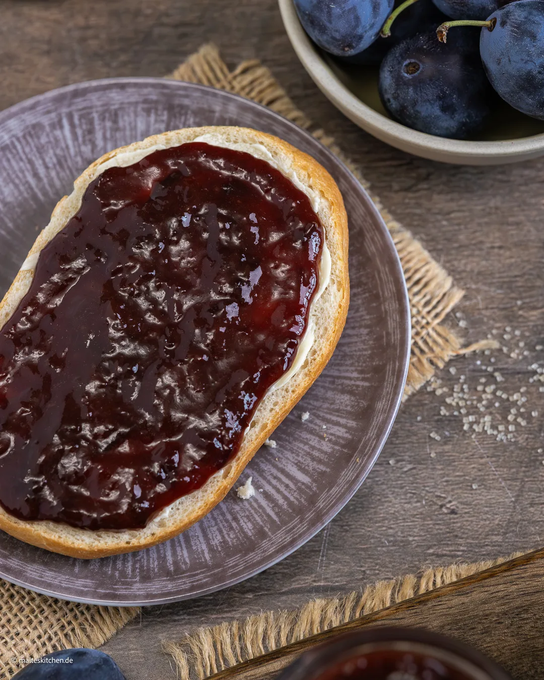 Confiture de prune sur les rouleaux