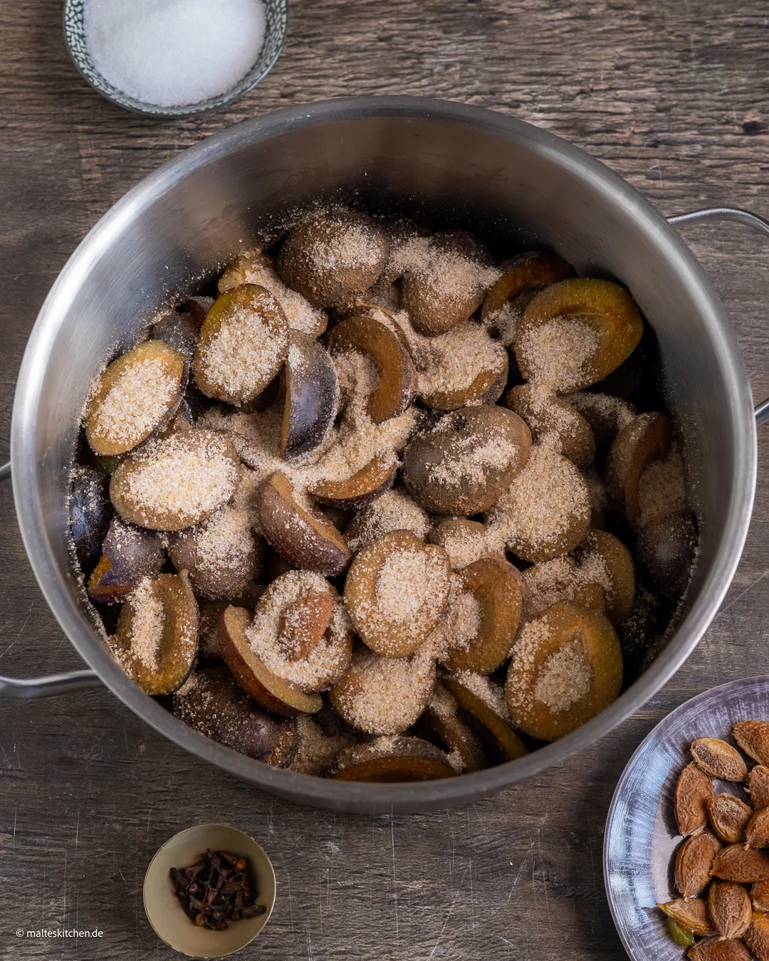 Plum saupoudré de sucre.