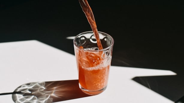 Kombucha versant un verre à boire.