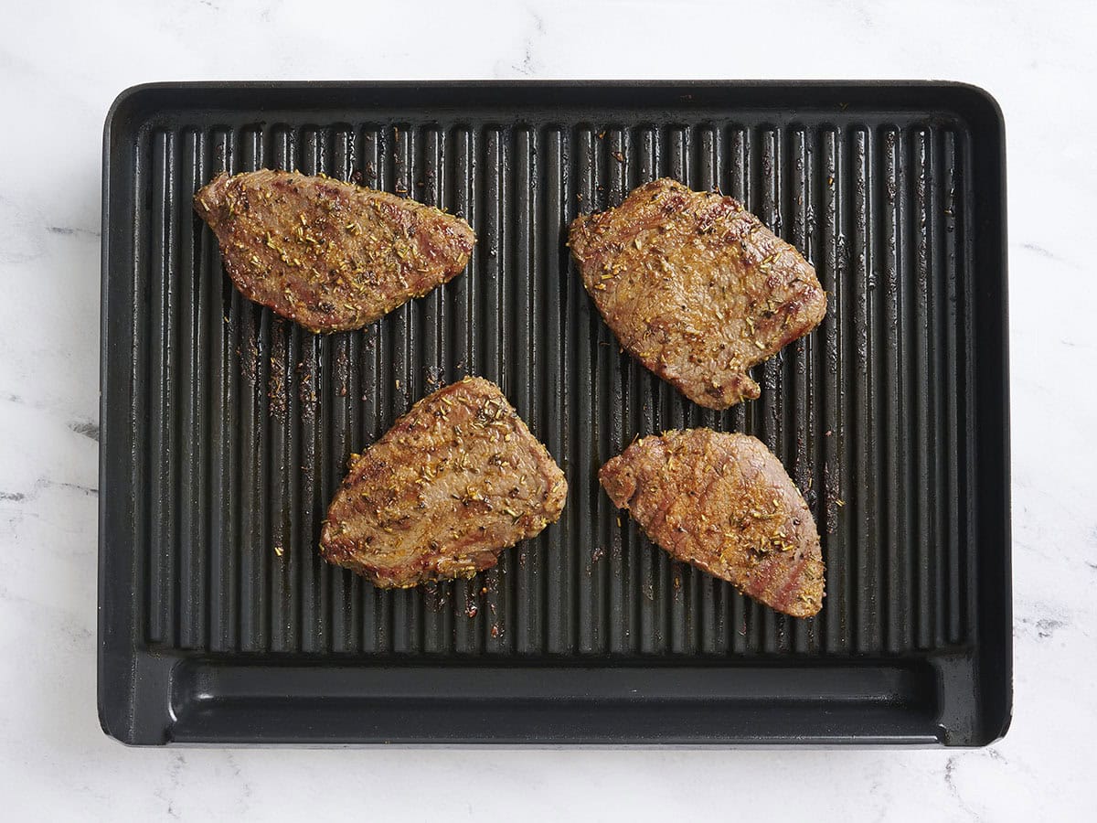 Sirtoine tendre des steaks après avoir été retourné sur un gril.