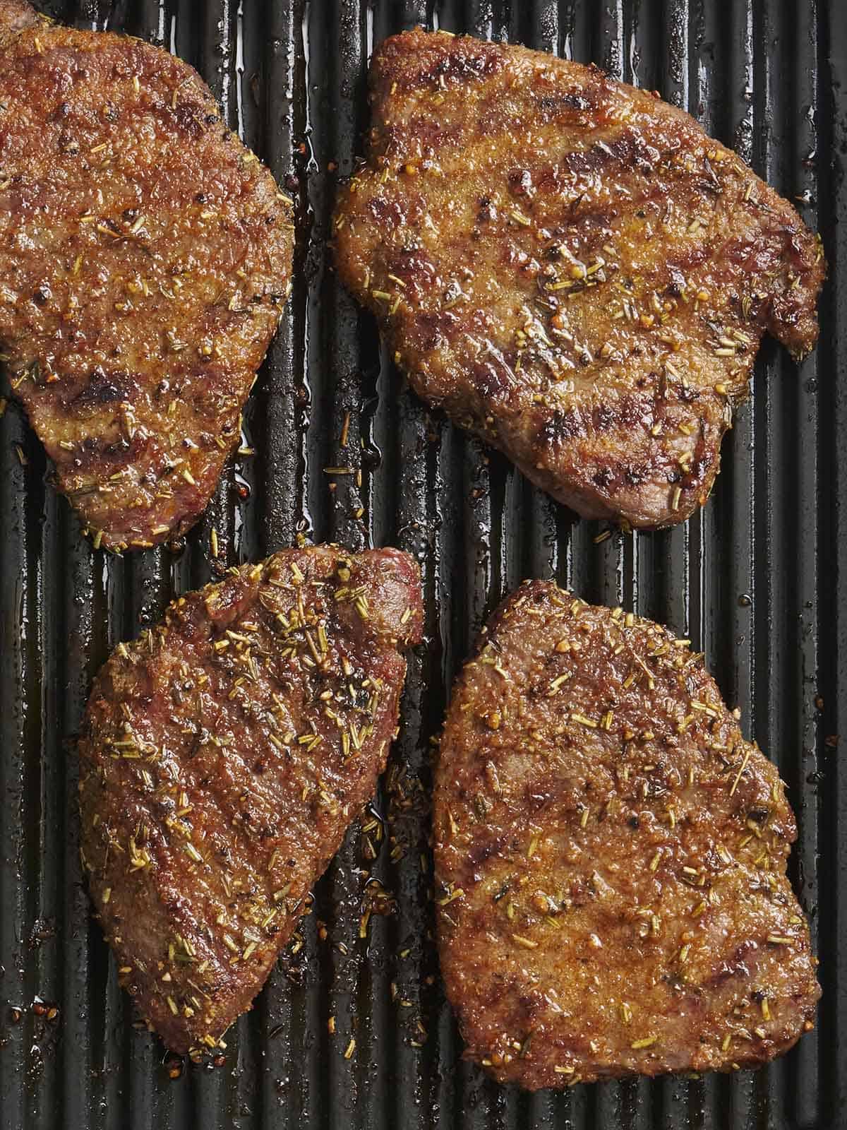Vue aérienne des steaks tendres grillés sur un gril.