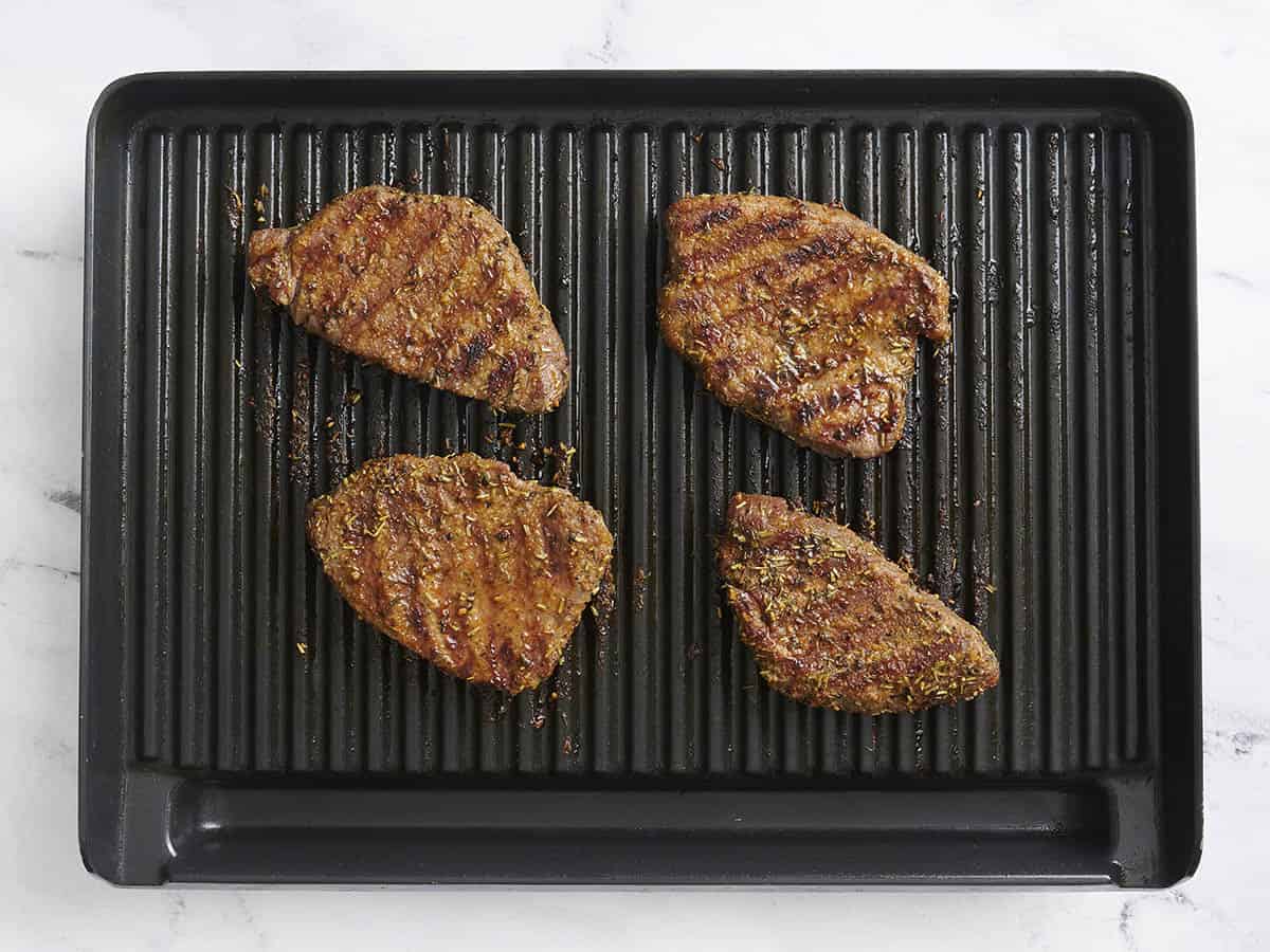 Steaks tendres de surlonge grillés finis sur un gril.