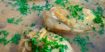 Sauce de poulet de Neven Lyonnaise avec des pommes de terre bébé écrasées