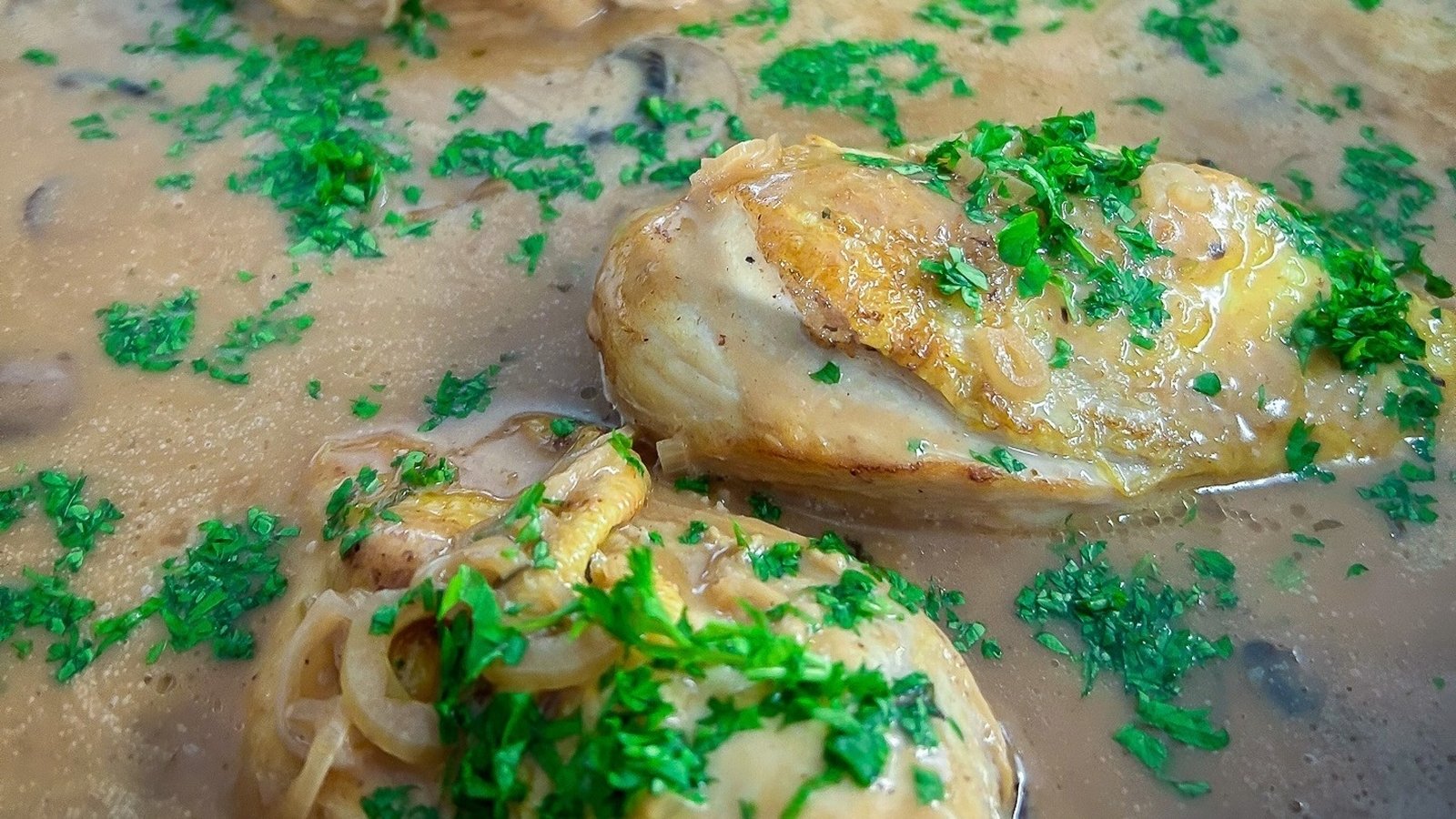 Sauce de poulet de Neven Lyonnaise avec des pommes de terre bébé écrasées