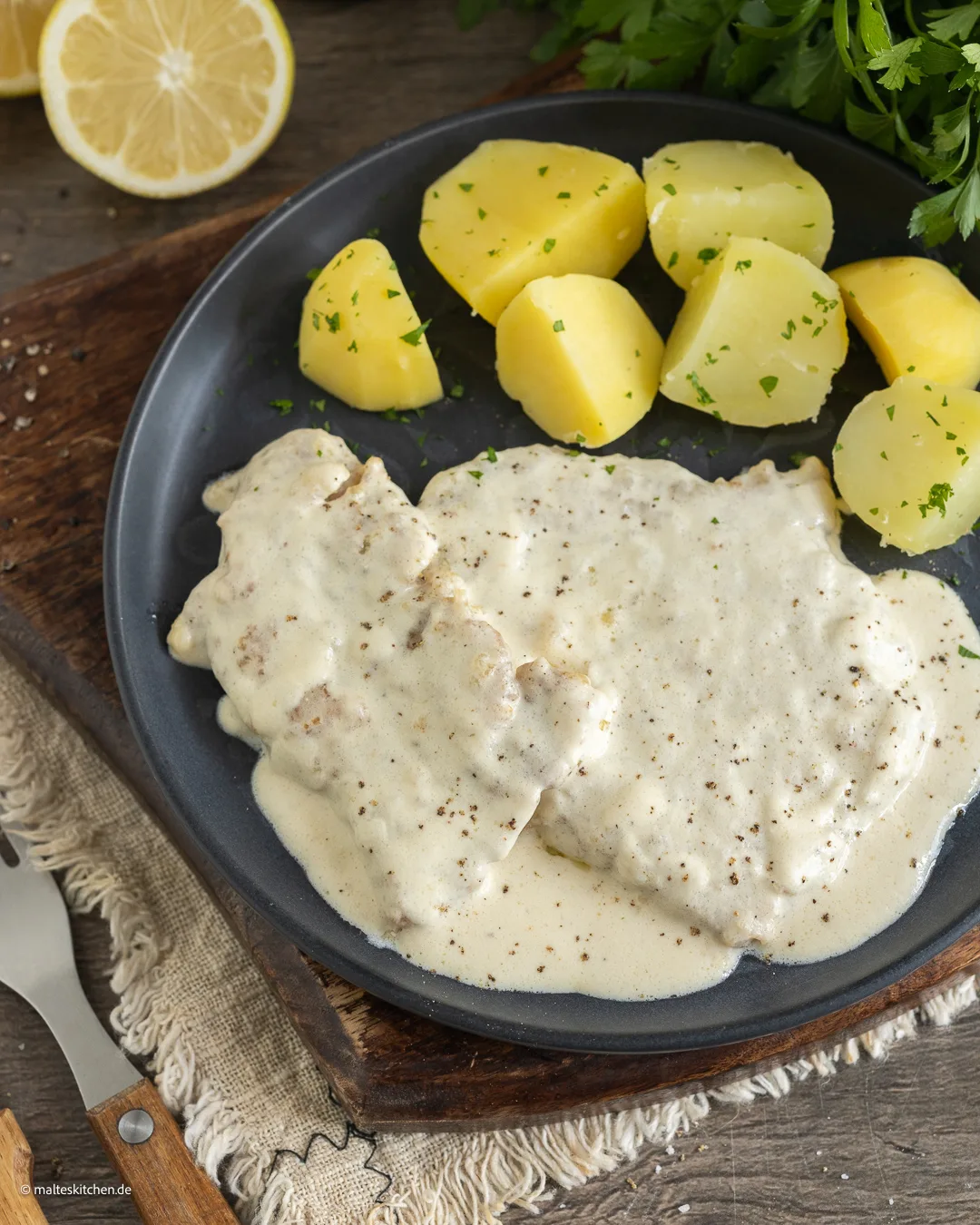 Schnitzel délicat dans la sauce à la crème