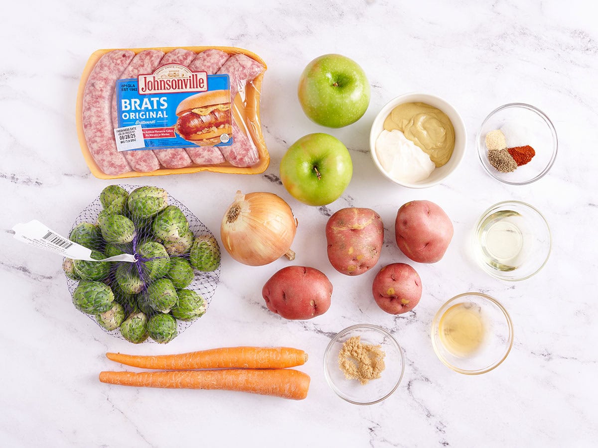 Les ingrédients pour fabriquer des brats et légumes en tôles.