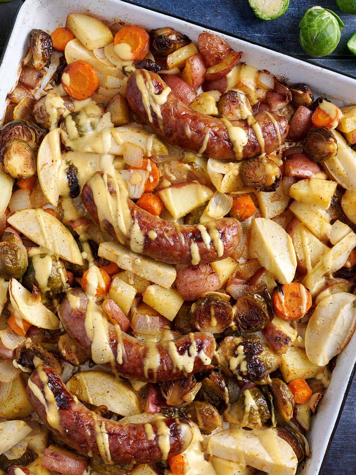 Vue aérienne de l'Oktoberfest Sheet Pan Brats.