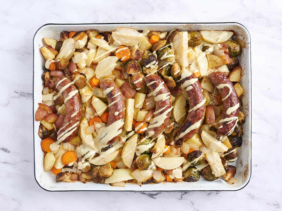 Oktoberfest Dolt Pan Grats arrosé de sauce à la moutarde sur une plaque à pâtisserie.