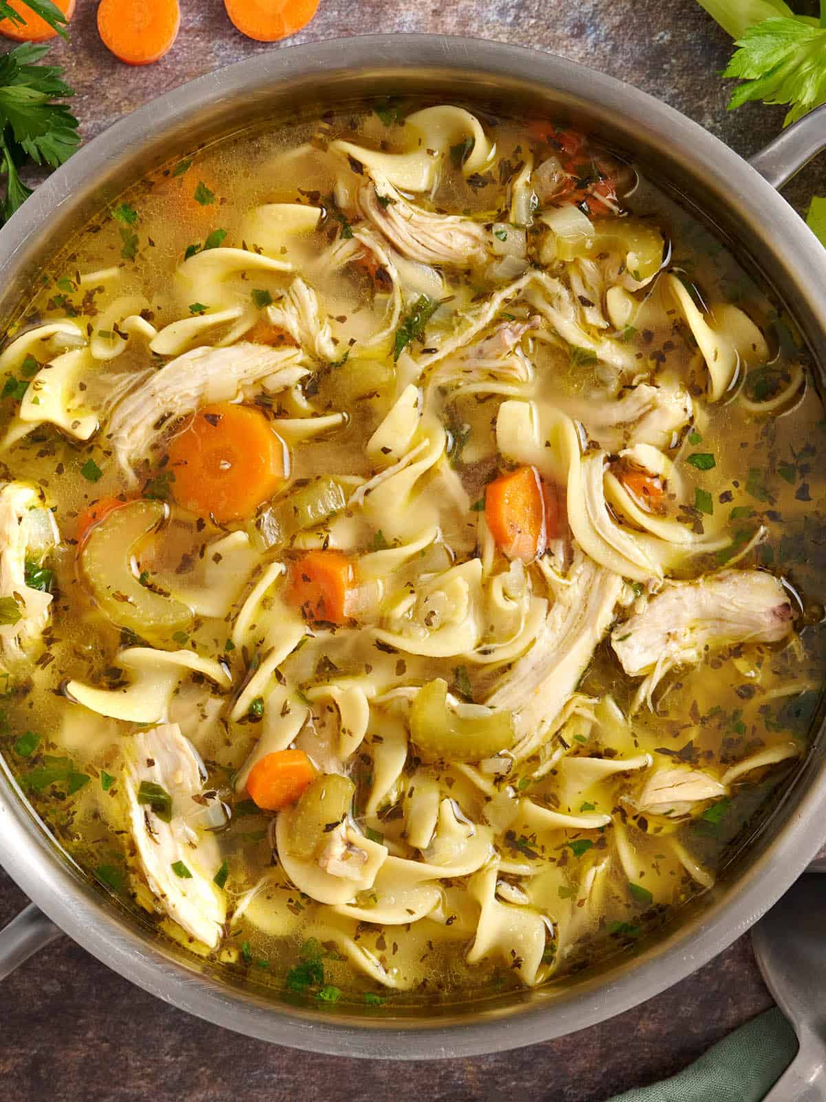 Vue aérienne d'un pot de soupe de nouilles de poulet maison.