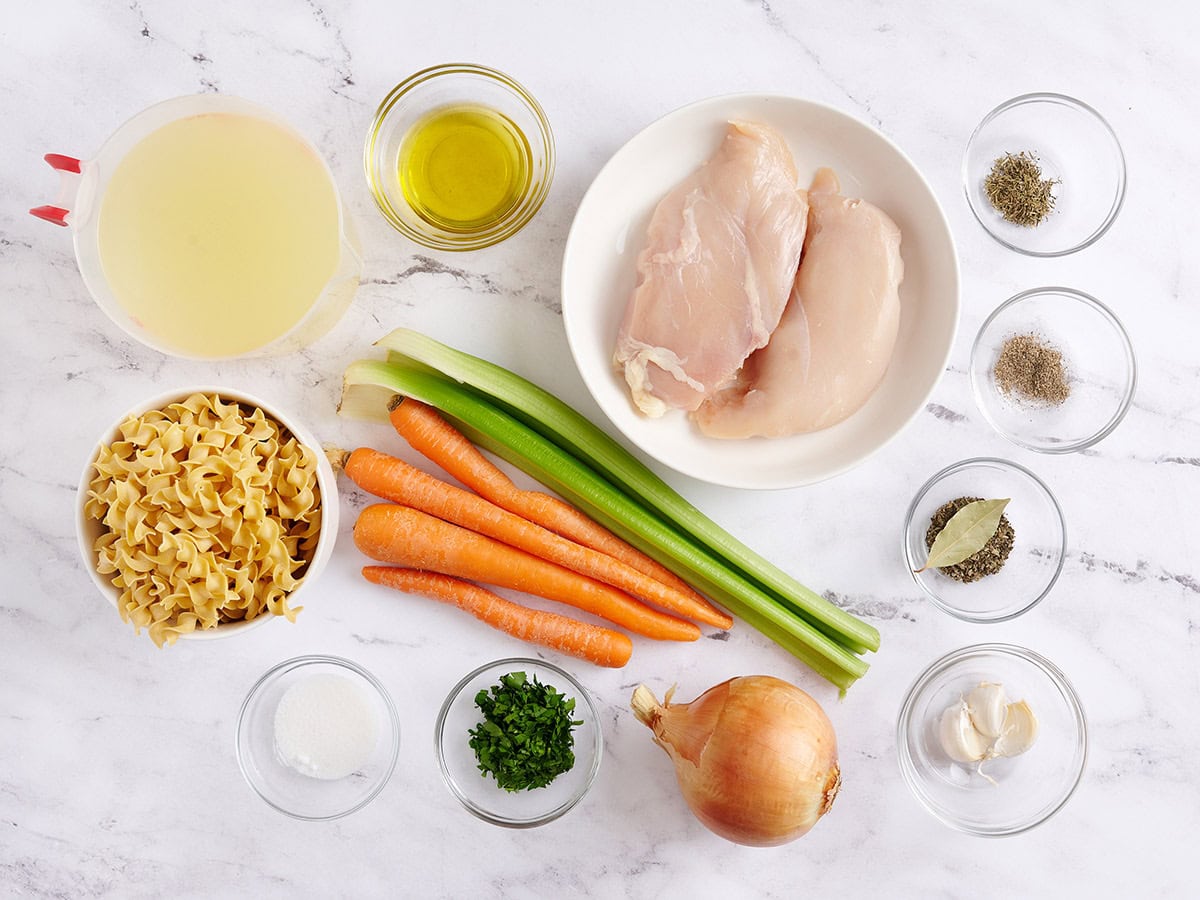 Les ingrédients pour faire de la soupe aux nouilles de poulet maison.