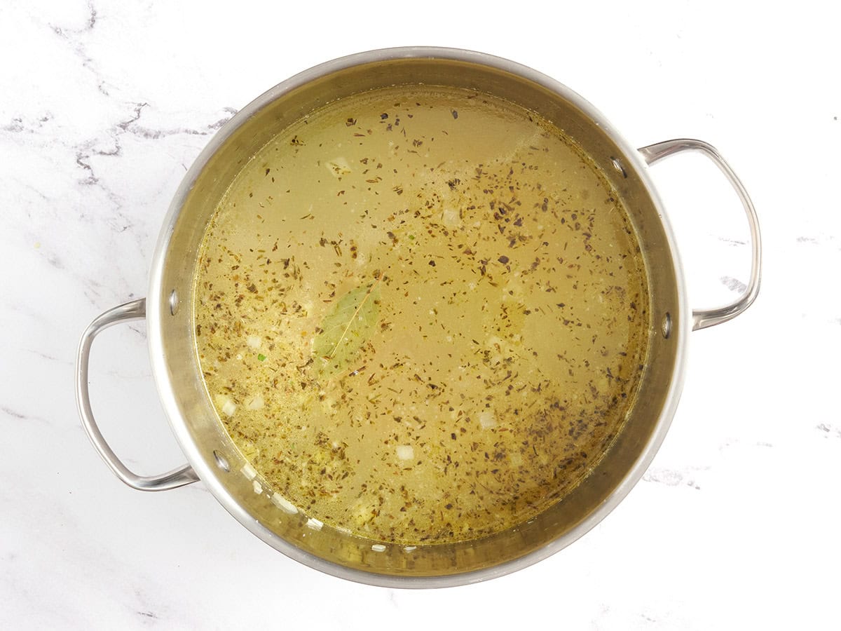 Base de soupe de nouilles de poulet avant de se mijoter dans une marmite.