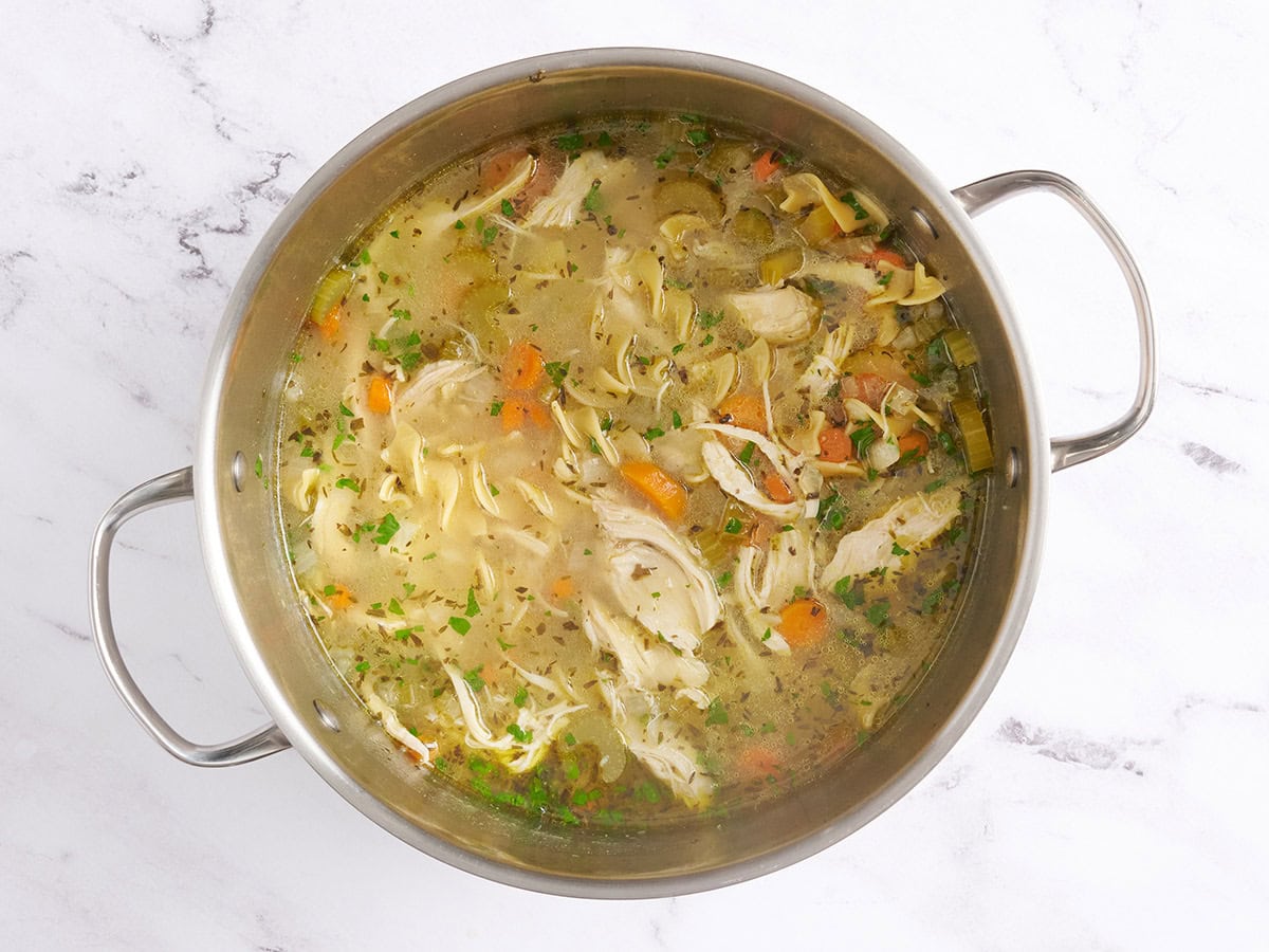 Soupe de nouilles au poulet finie dans une marmite.