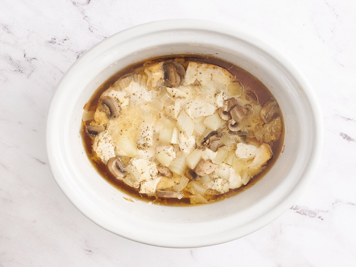 Tetrazzzini au poulet à la mijoteuse après 4 heures de cuisson.