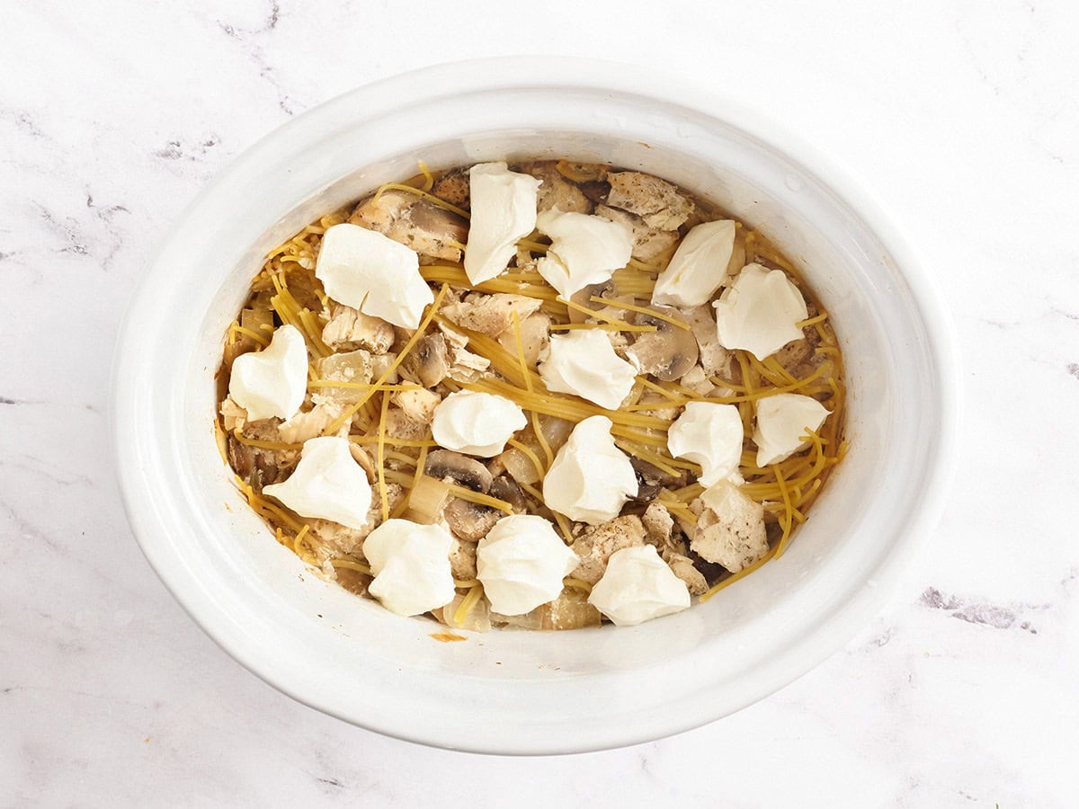 Un tétrazzzini au poulet à la mijoteuse après la cuisson des nouilles.