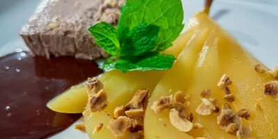 Neven's Vanilla & Hazelnut No-Churn Ice Cream avec des poires pochées et une sauce au chocolat