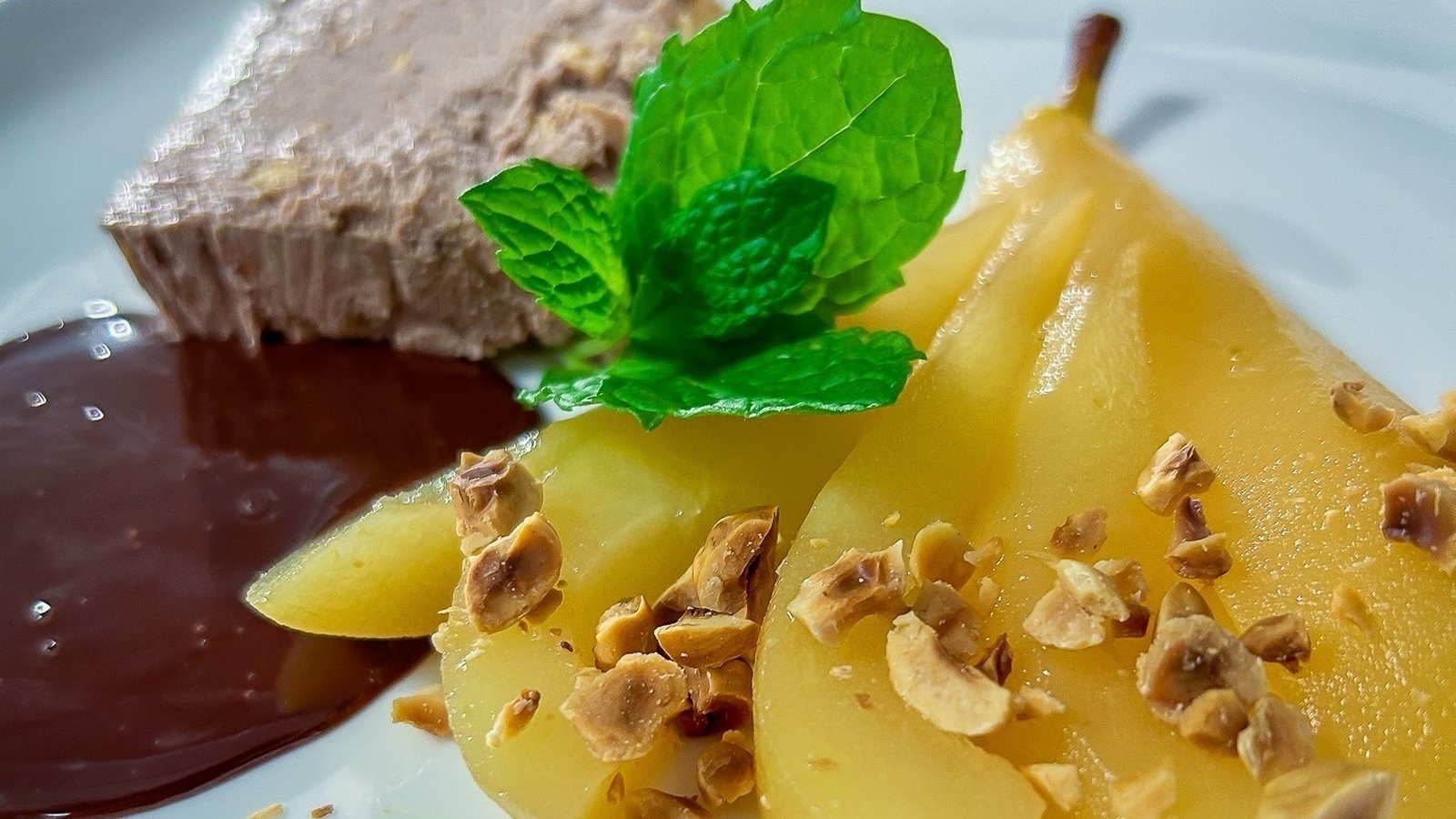 Neven's Vanilla & Hazelnut No-Churn Ice Cream avec des poires pochées et une sauce au chocolat