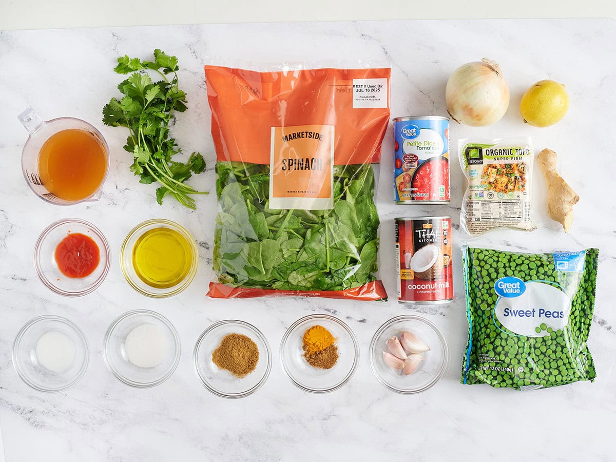 Les ingrédients pour faire un tofu, des épinards et des pois verts curry.