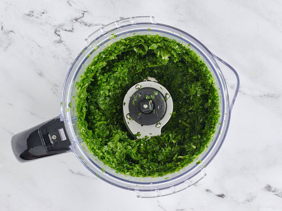 Paste des épinards dans un robot culinaire.