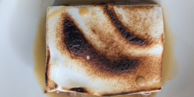 Gâteau de mousse au chocolat de Kevin Aherne avec une malvelope grillée