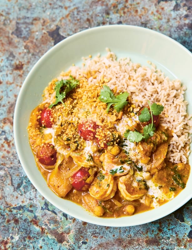 Un bol de curry avec du riz