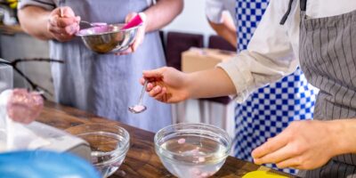 Cours de cuisine en ligne ou en présentiel : quel format choisir ?
