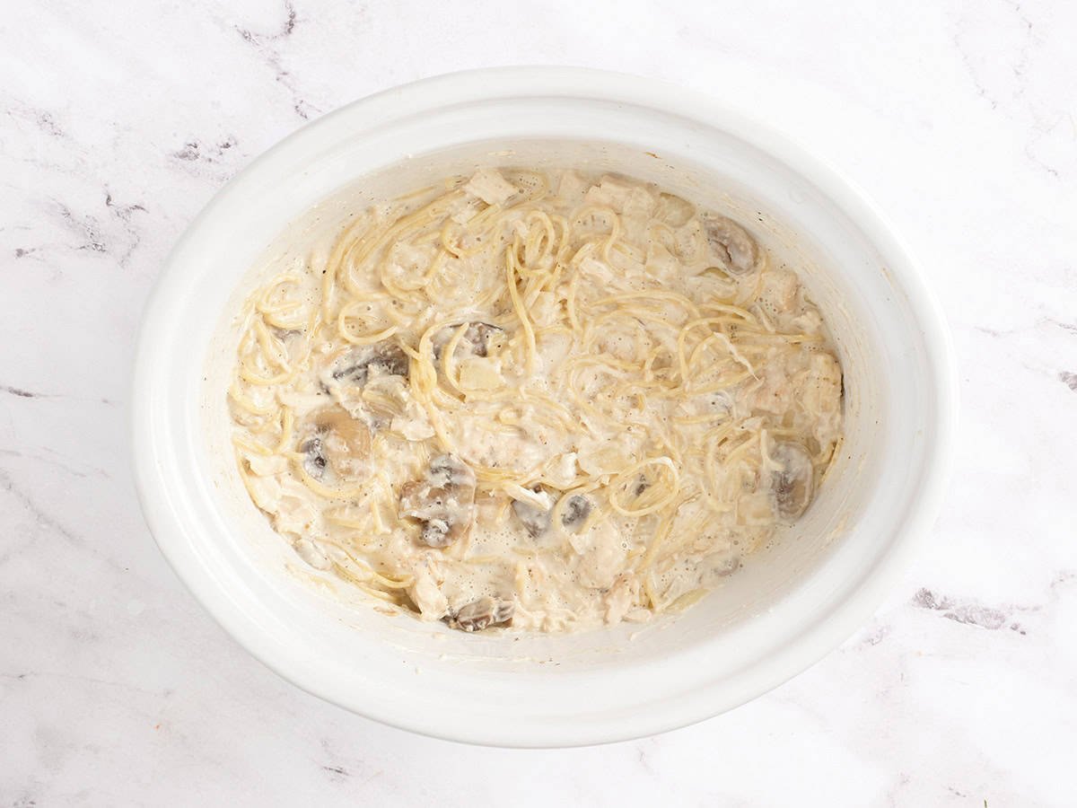 Tetrazzzini au poulet à la mijoteuse dans une mijoteuse.
