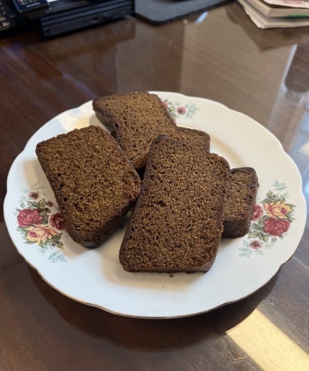 Une assiette de pain de pain d'épice