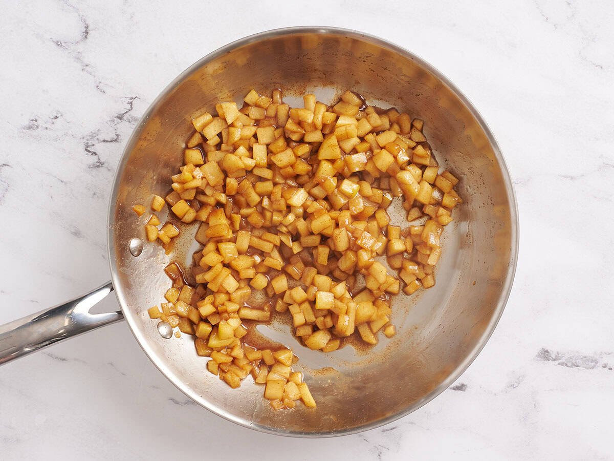 La garniture pour les flautas aux pommes maison dans une poêle.