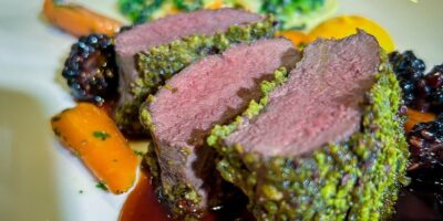 Levis en croûte de Neven Maguire avec du chou à la crème et du jus de mûre