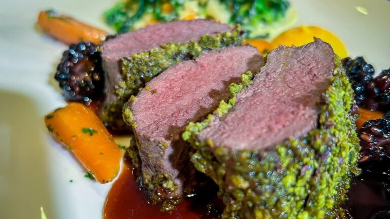 Levis en croûte de Neven Maguire avec du chou à la crème et du jus de mûre