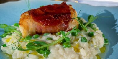 Lotte de Neven enrobée de jambon de Parme avec risotto aux petits pois et menthe