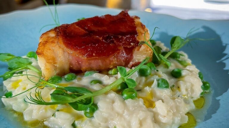 Lotte de Neven enrobée de jambon de Parme avec risotto aux petits pois et menthe
