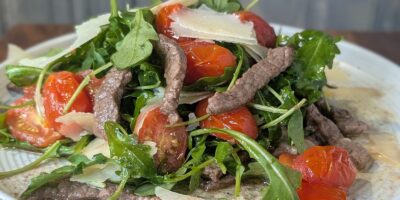 Lanières de bœuf de Max Bagalini à la roquette, tomates cerises et copeaux de grana