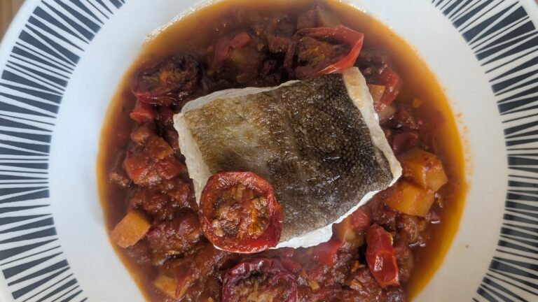 Cabillaud rôti de Mags Roche au chorizo, tomate et poivron rouge : Aujourd'hui