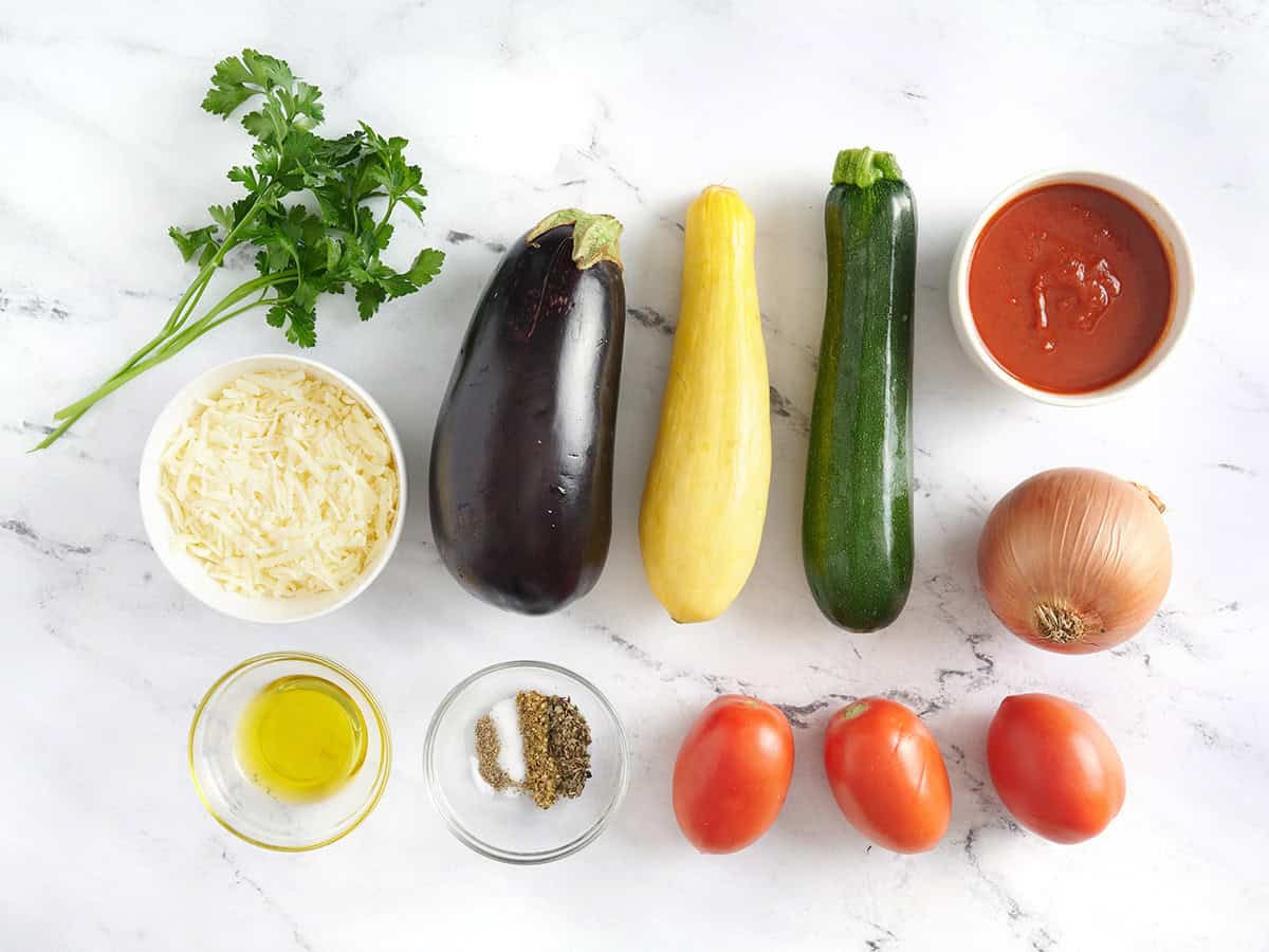 Les ingrédients pour faire une ratatouille rôtie au four. 